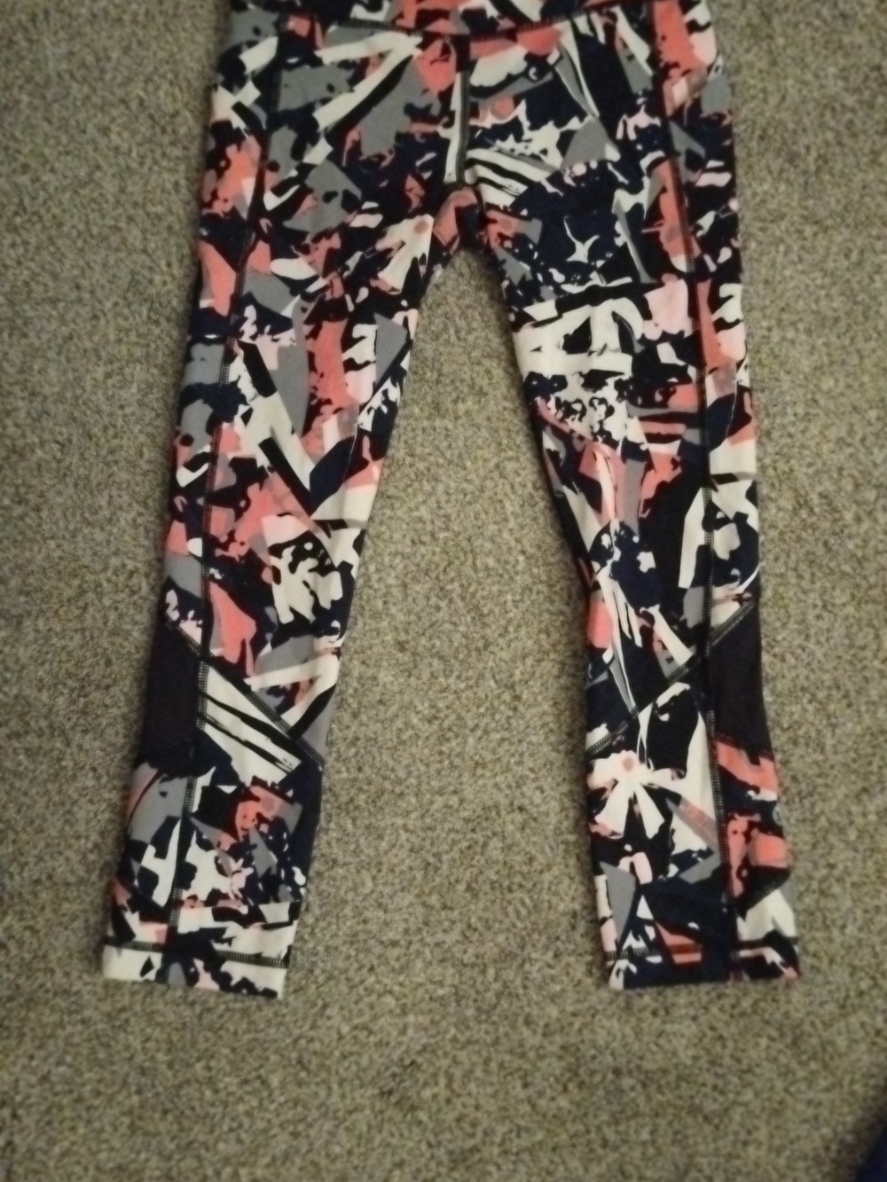 Lululemon Abstract Floral Print Cropped Leggings in Pink, Black, White - 4/2 - Picture 4 of 5